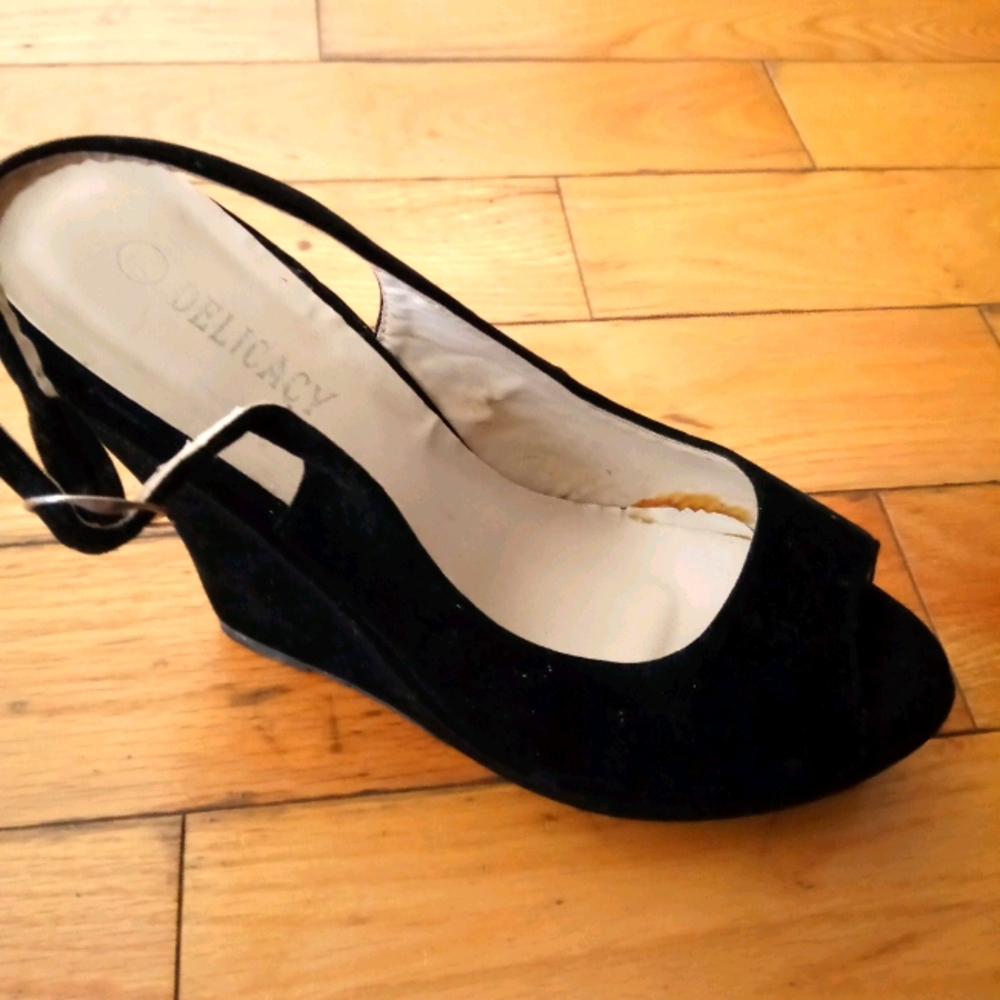 Black wedges